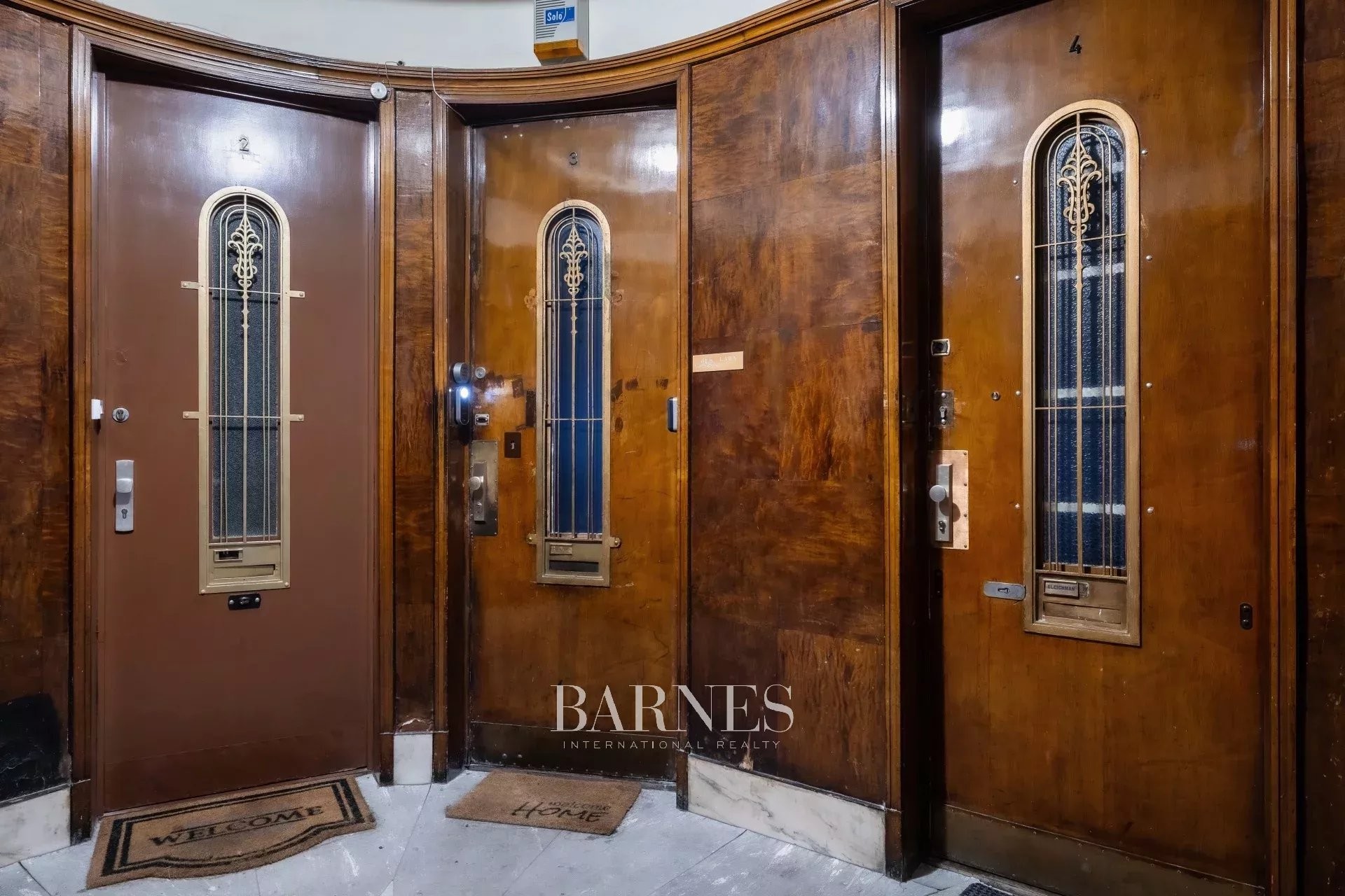 For Rent: 3-Bedroom Apartment with Urban Atmosphere near the Basilica - picture 22