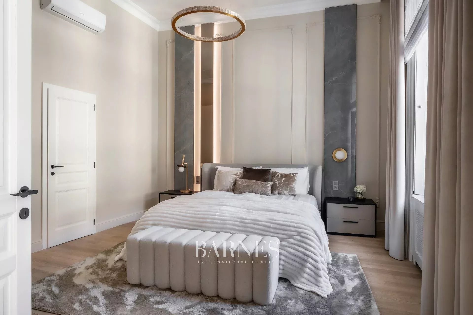 EXCLUSIVE LUXURY APARTMENT ON VÁCI STREET – PREMIUM QUALITY, TIMELESS ELEGANCE - picture 12