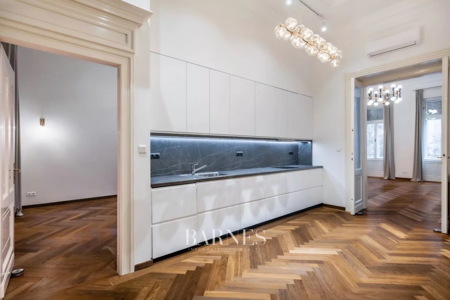 Exkluzív nagypolgári lakás a Szabadság tér közelében - picture 10