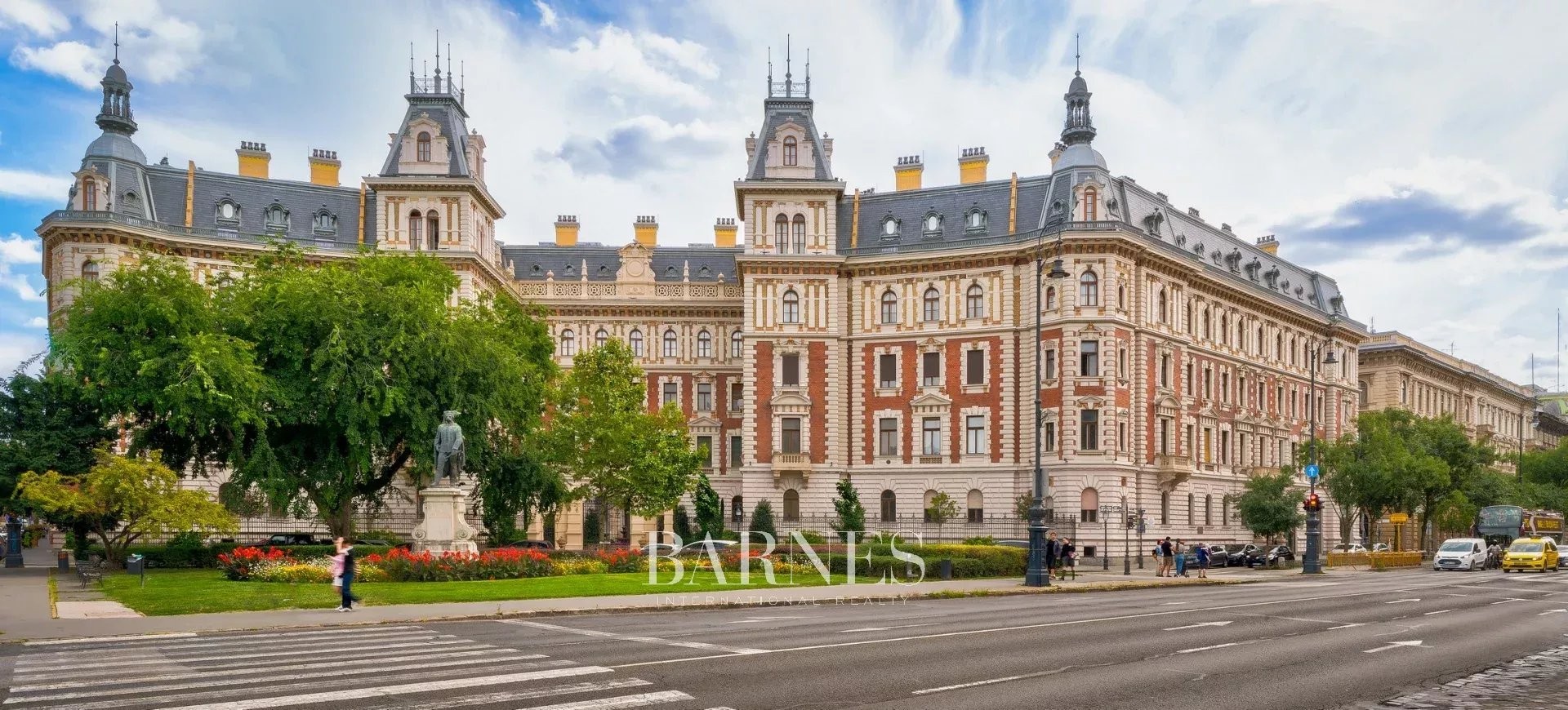 Klasszikus elegancia a Kodály Körönd ikonikus palotájában - picture 14