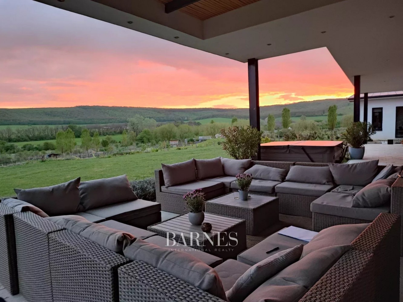 Magical Estate for Sale Embraced by Forest in Törökbálint - picture 16