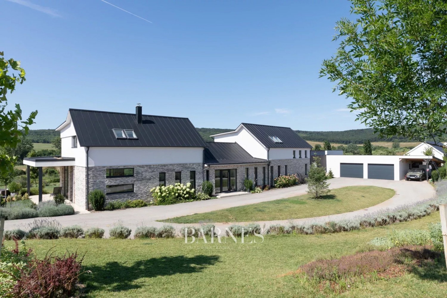 Magical Estate for Sale Embraced by Forest in Törökbálint - picture 1