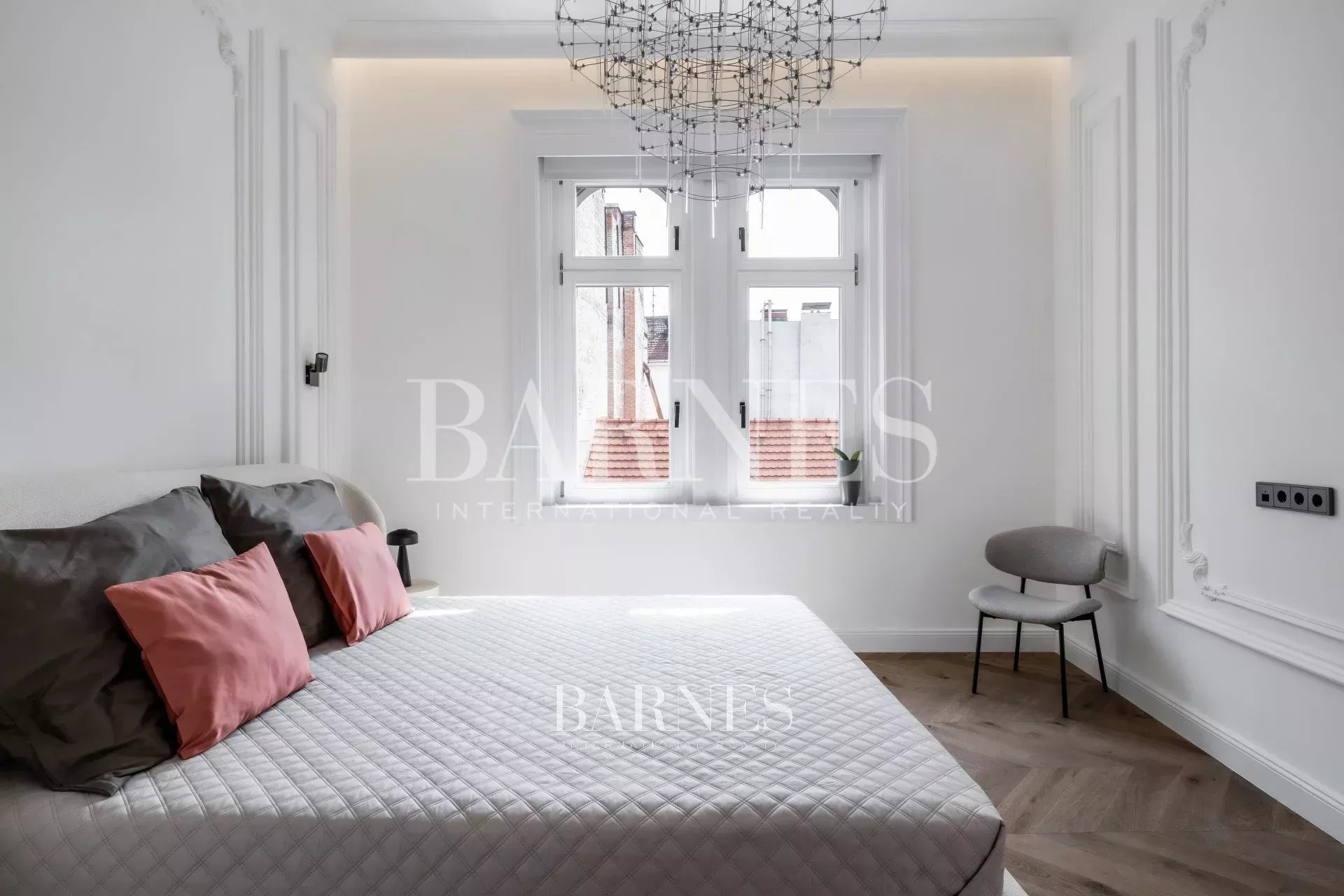 Elegant Two-Bedroom Home with Smart Features on Paulay Ede Street - picture 7