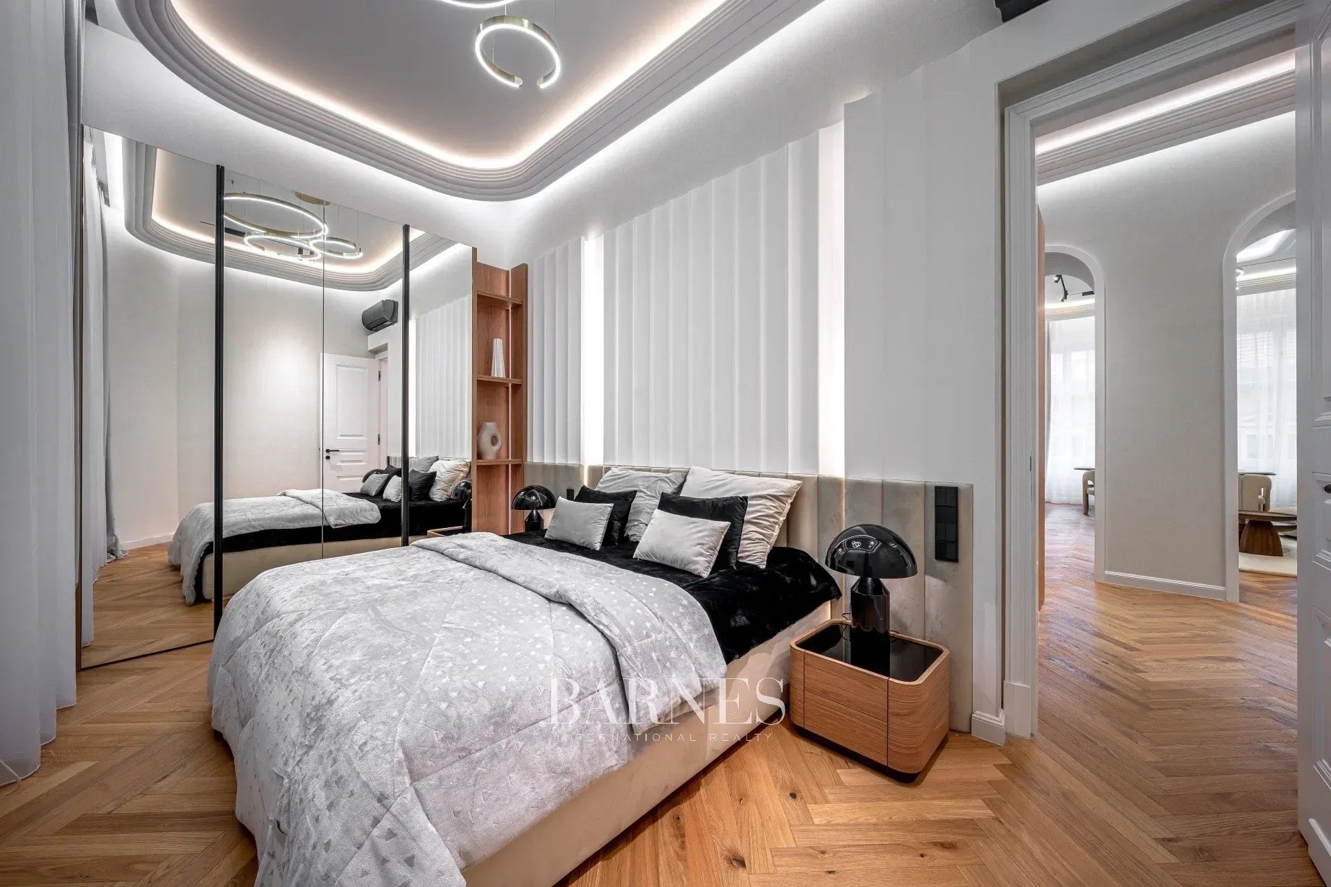 Two-Bedroom Luxury Apartment with Balcony Near the Opera House - picture 17