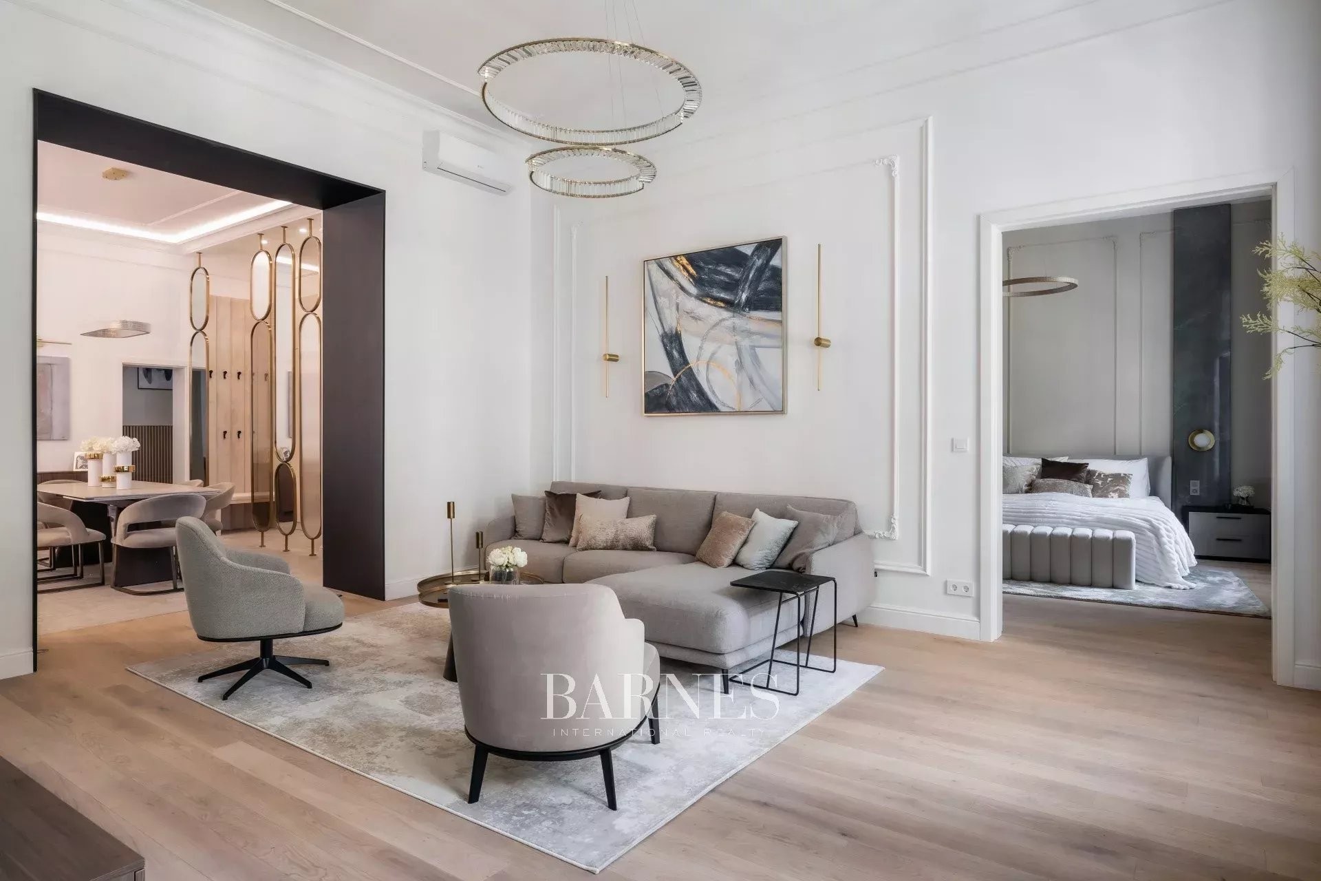 EXCLUSIVE LUXURY APARTMENT ON VÁCI STREET – PREMIUM QUALITY, TIMELESS ELEGANCE - picture 2