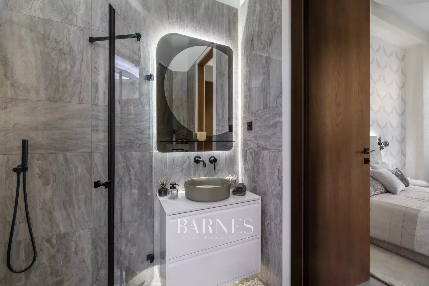 3-bedroom luxury apartment in the city center with  balcony and view to the Basilica - picture 21