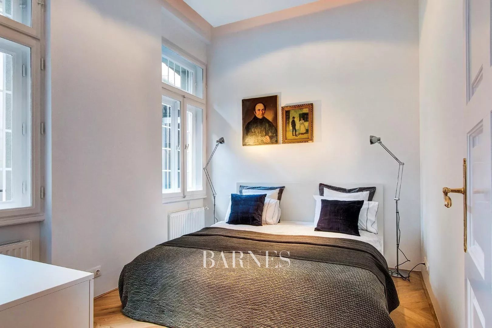 Two Bedroomed, Furnished Apartment in the 'Classical Downtown' - picture 17