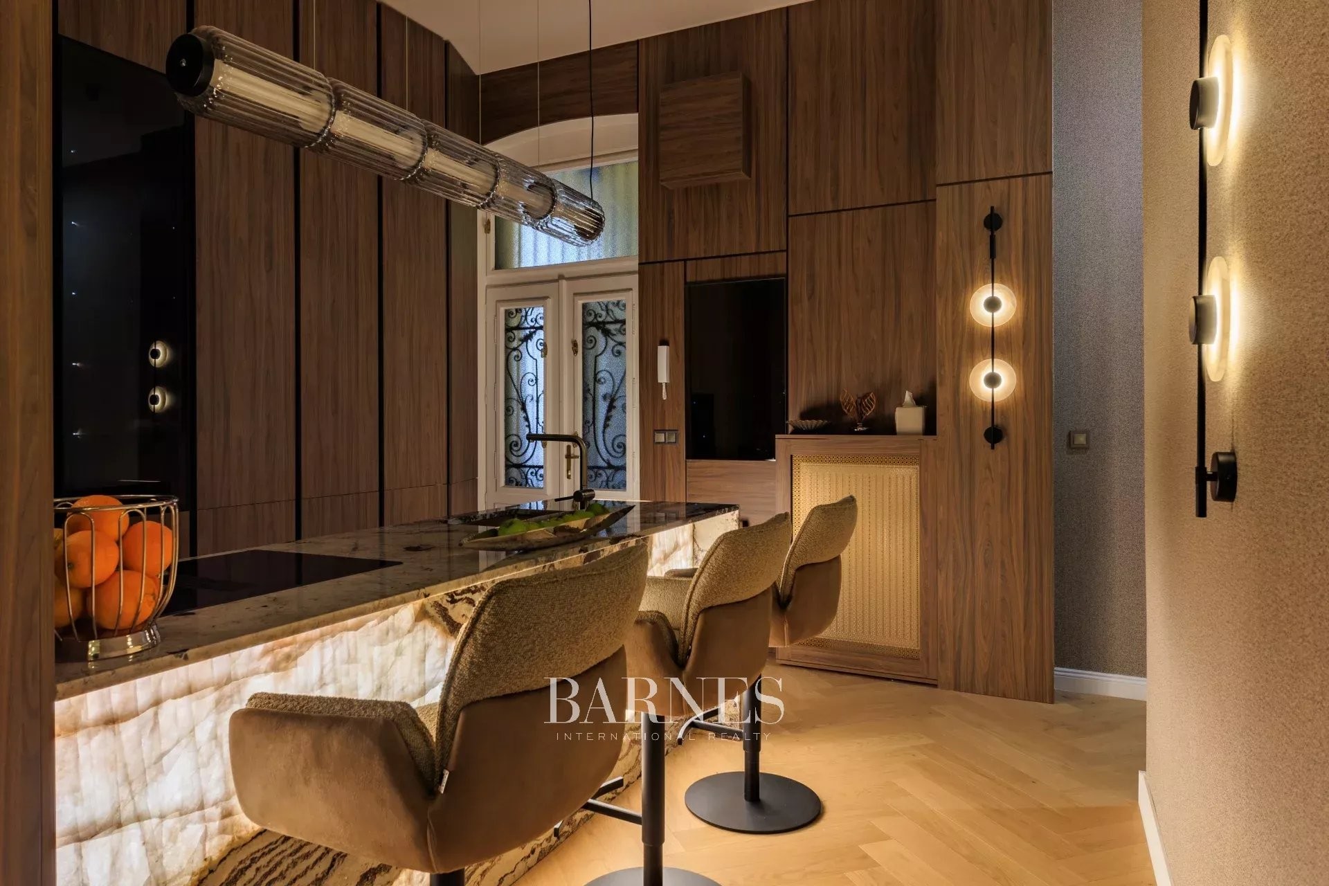 Exceptional Corner Apartment for Sale in the Heart of Budapest, District 5 - picture 12