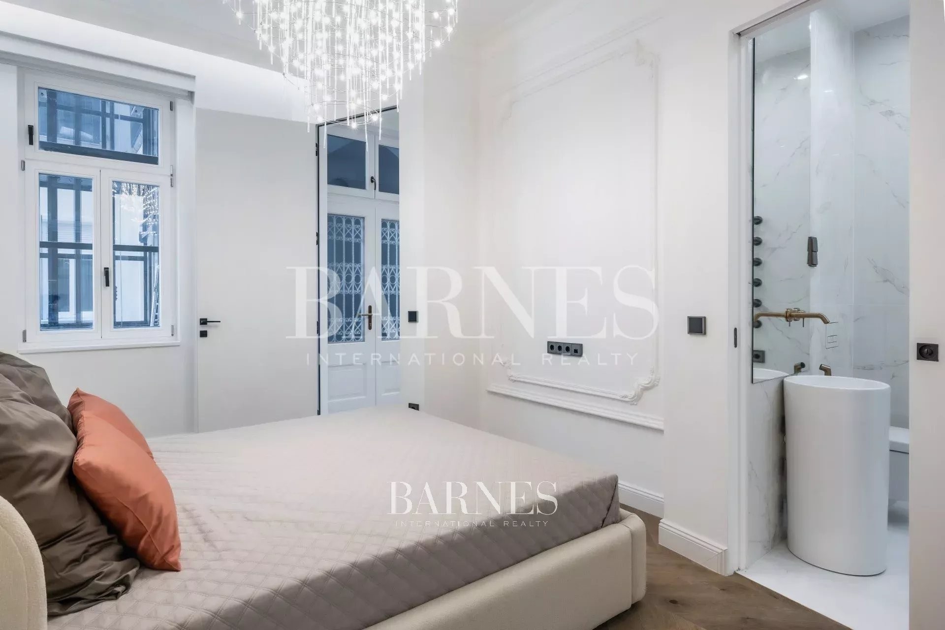 Elegant Two-Bedroom Home with Smart Features on Paulay Ede Street - picture 14