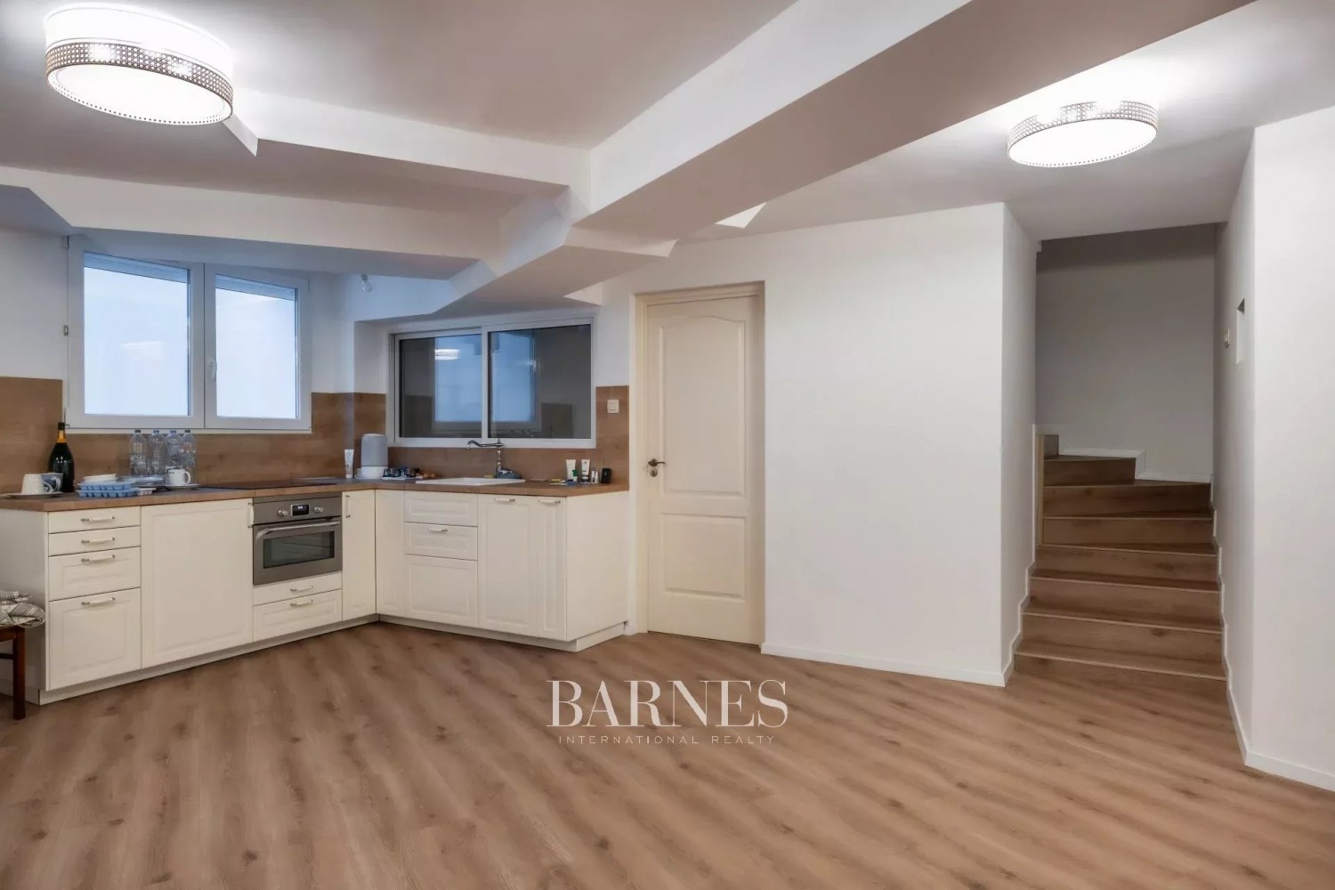 Sustainable Luxury Home with Panoramic City View, Private Garden, Indoor Pool, and Garage - picture 19