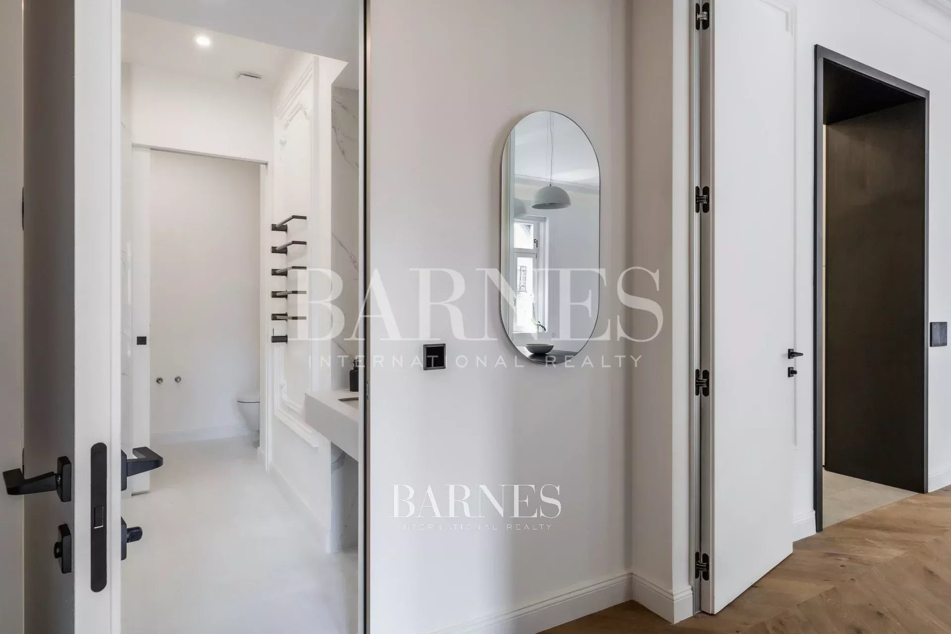 Elegant Two-Bedroom Home with Smart Features on Paulay Ede Street - picture 9