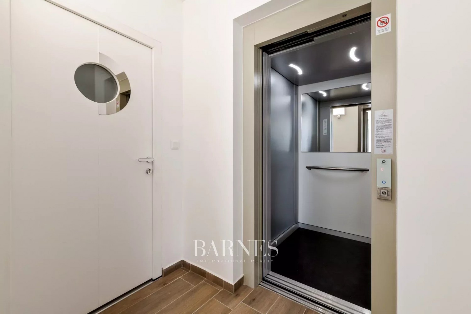 Penthouse lakás egy modern Bauhaus villában, pazar panorámával - picture 12