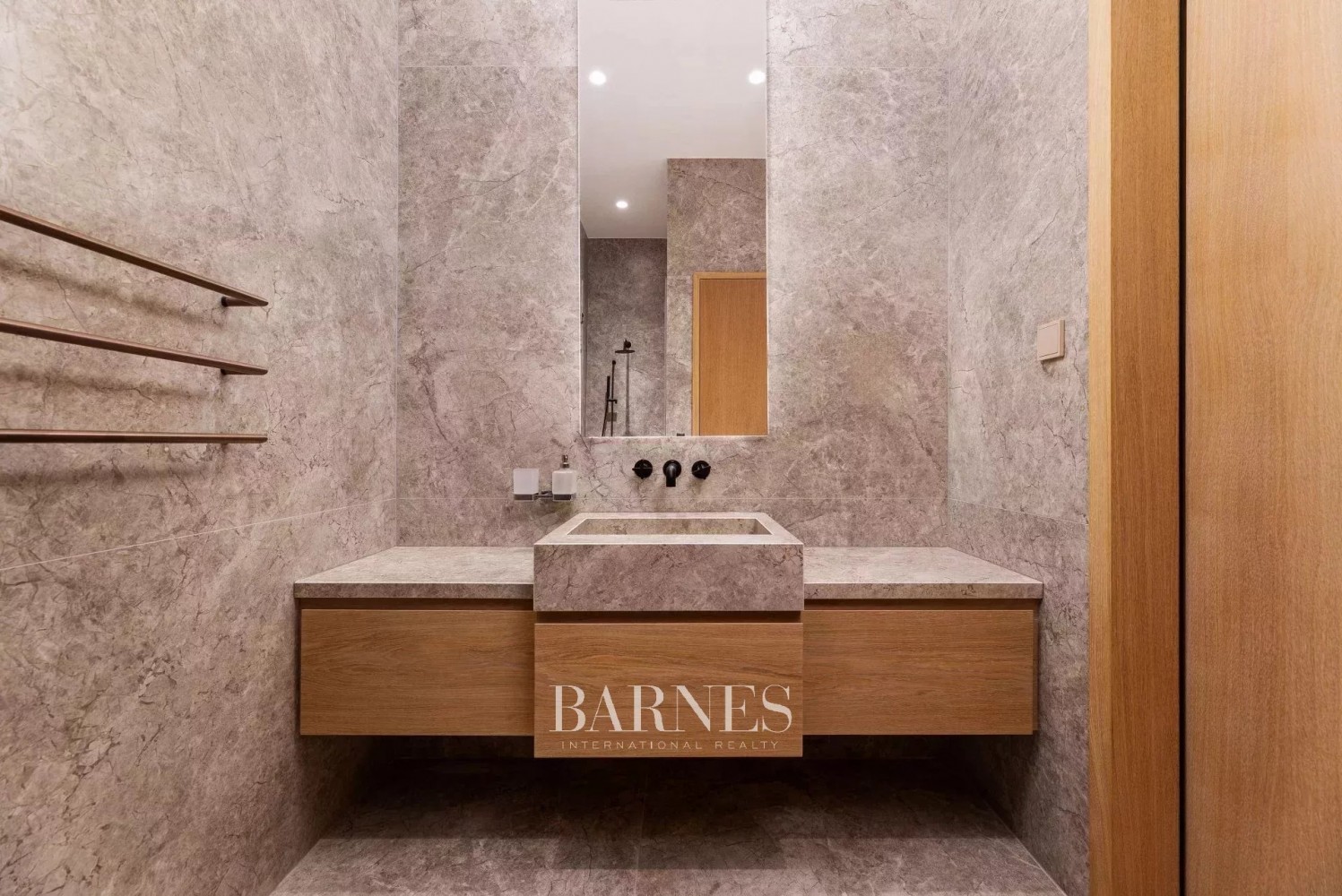 Lélegzetelállító reprezentatív lakás a város szívében - picture 9