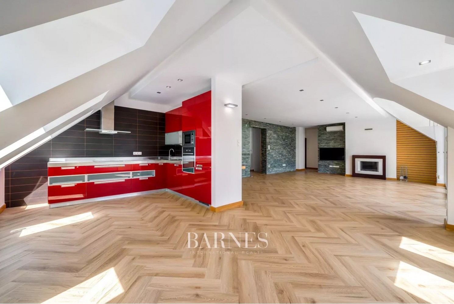 Eladó panorámás 2 hálós, teraszos luxuslakás külön vendéglakrésszel a Rózsadombon - picture 3