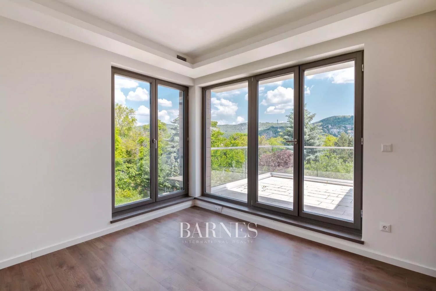 Penthouse lakás egy modern Bauhaus villában, pazar panorámával - picture 5