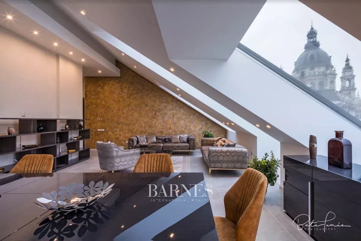 3-bedroom penthouse with roof terrace and panoramic view to  Basilica - picture 1