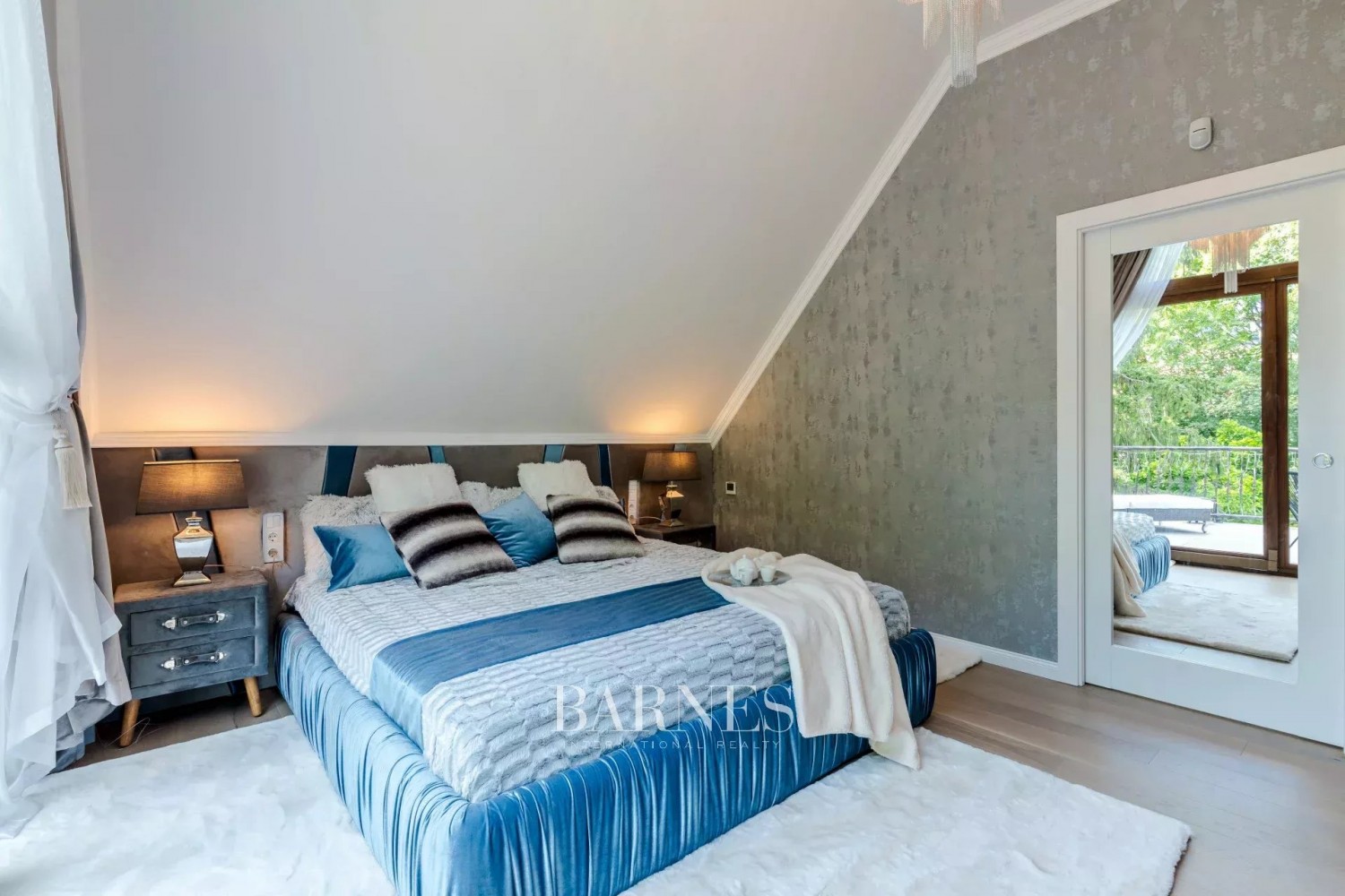 Separate villa-apartment with garden access, in ancient wooded environment - picture 9