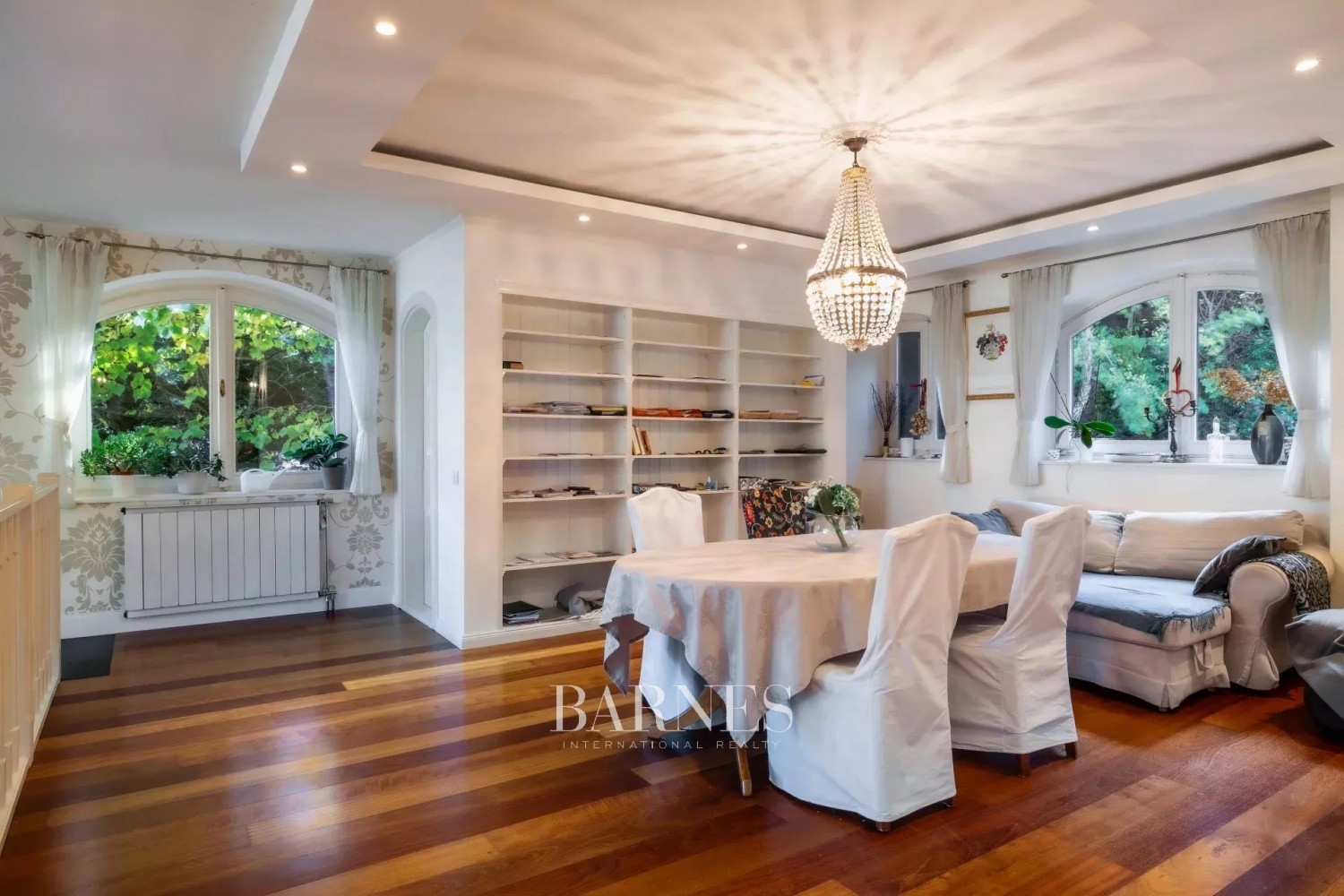 Sustainable Luxury Home with Panoramic City View, Private Garden, Indoor Pool, and Garage - picture 10