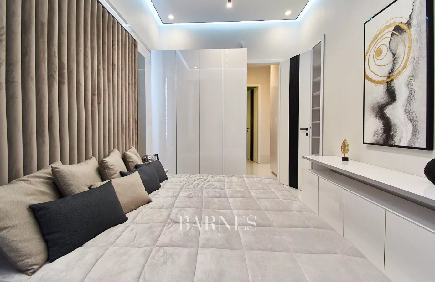 3 Bedroom, furnished luxury apartment in the heart of the City - picture 11