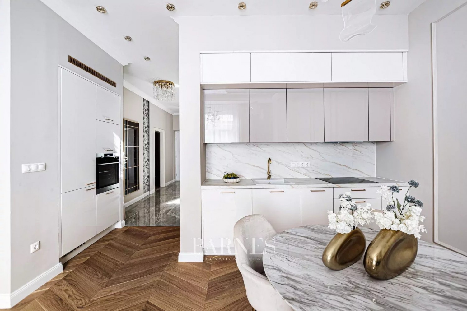 2 hálós, bútorozott designer lakás a Parlament közelében - picture 12