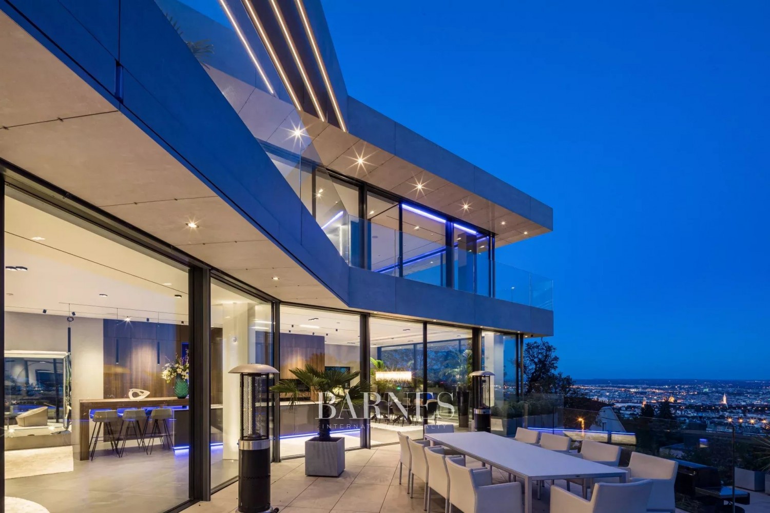 Stunning Villa on Márton Hill with Breathtaking Panoramic View - picture 8