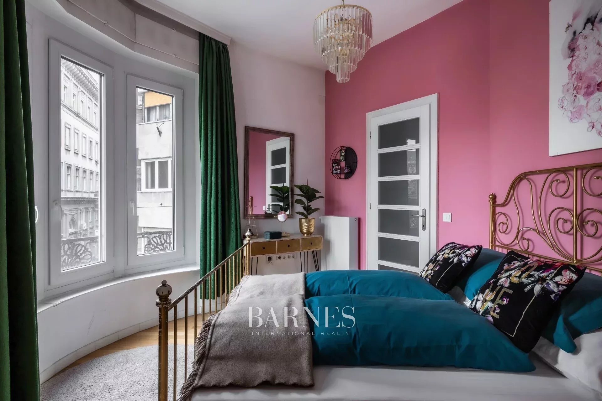 For Rent: 3-Bedroom Apartment with Urban Atmosphere near the Basilica - picture 8