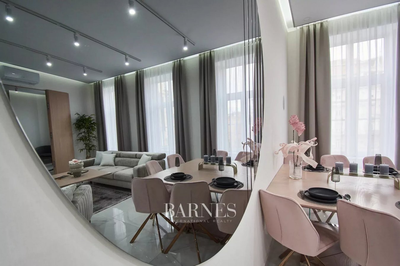 Panorámás, bútorozott luxuslakás a Madách tér közelében - picture 4