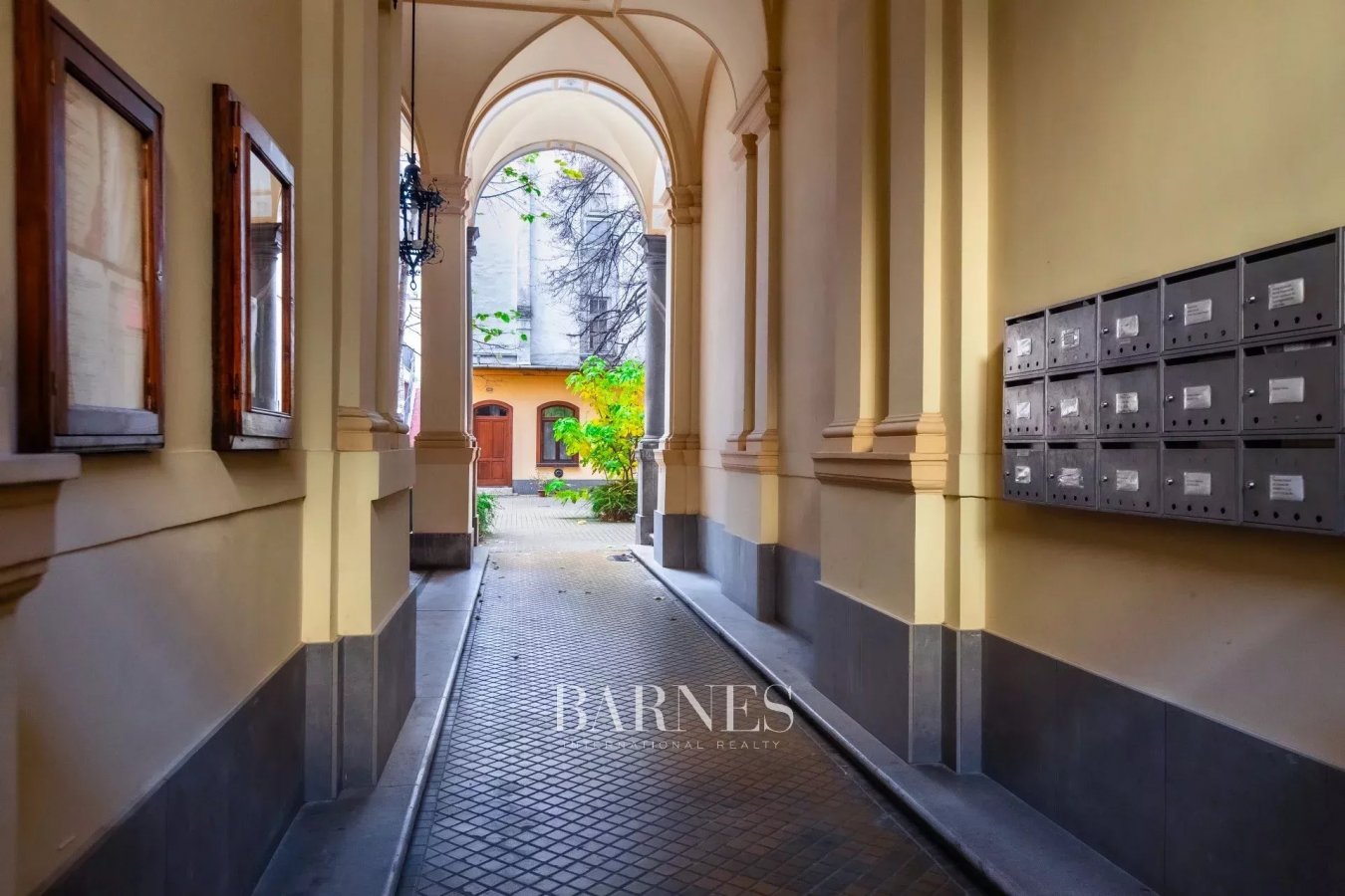 ​Beautifully restored 'true to age' bourgeois residence close to Andrássy Avenue - picture 24