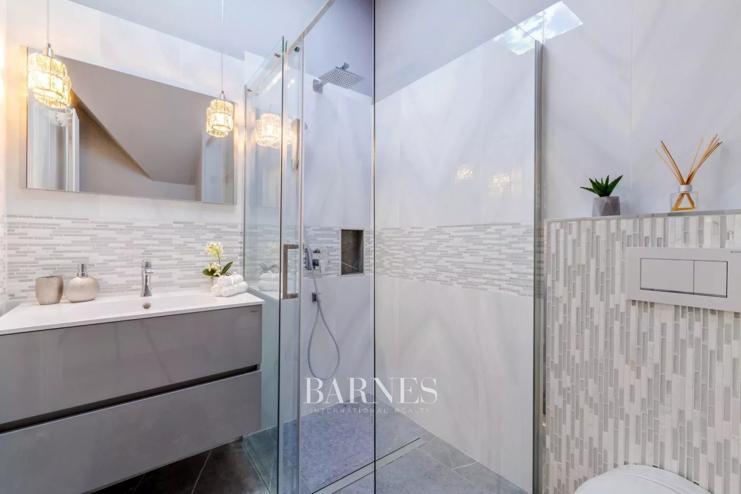 Separate villa-apartment with garden access, in ancient wooded environment - picture 12