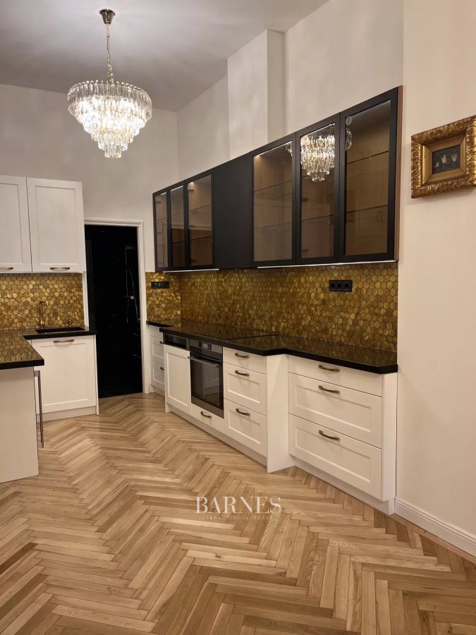 Eladó két hálós, felújított apartman a Jókai téren - picture 2