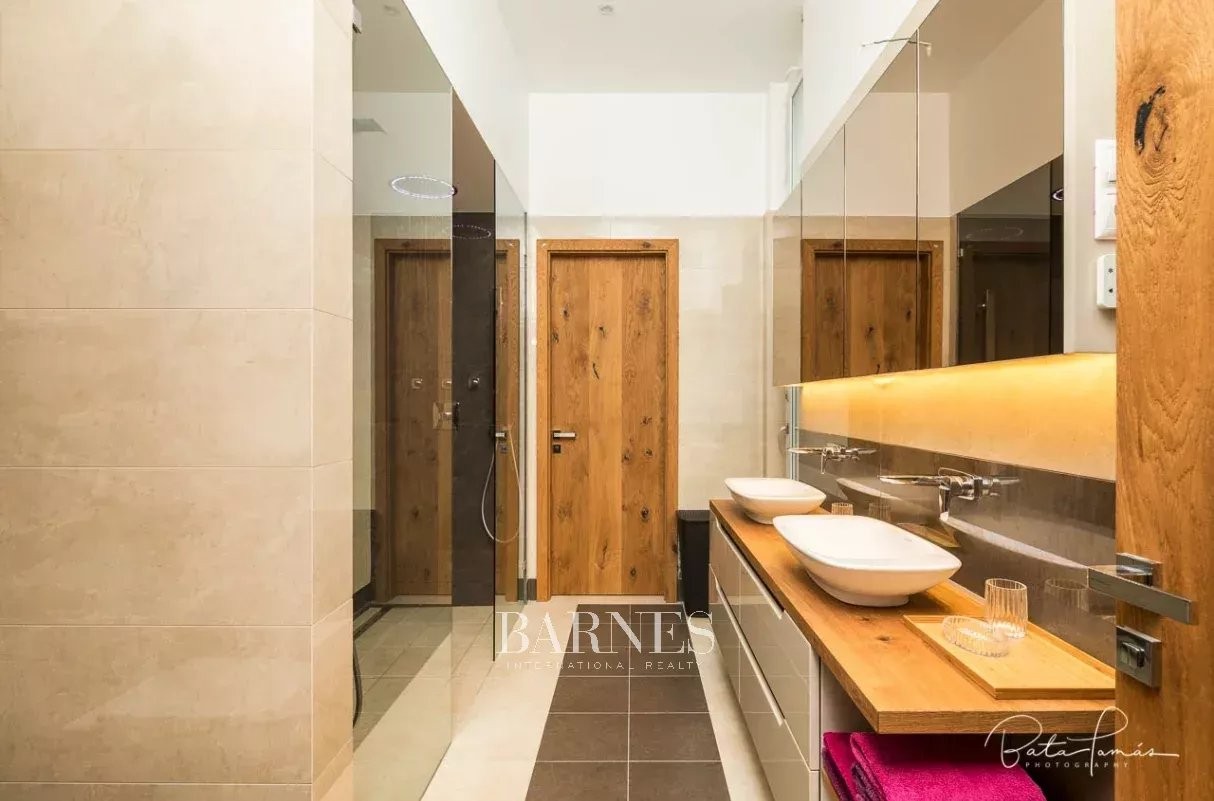 3-bedroom penthouse with roof terrace and panoramic view to  Basilica - picture 12