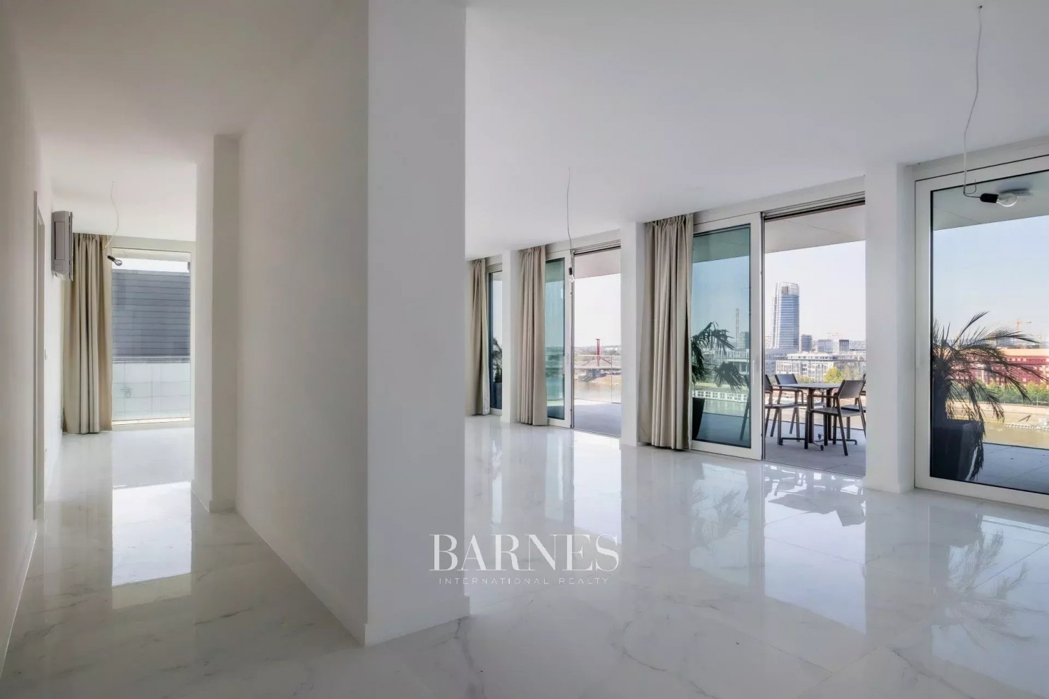 Infinity Residence: eladó 3 hálós luxus, dunai panorámás apartman pazar terasszal a város felett - picture 1