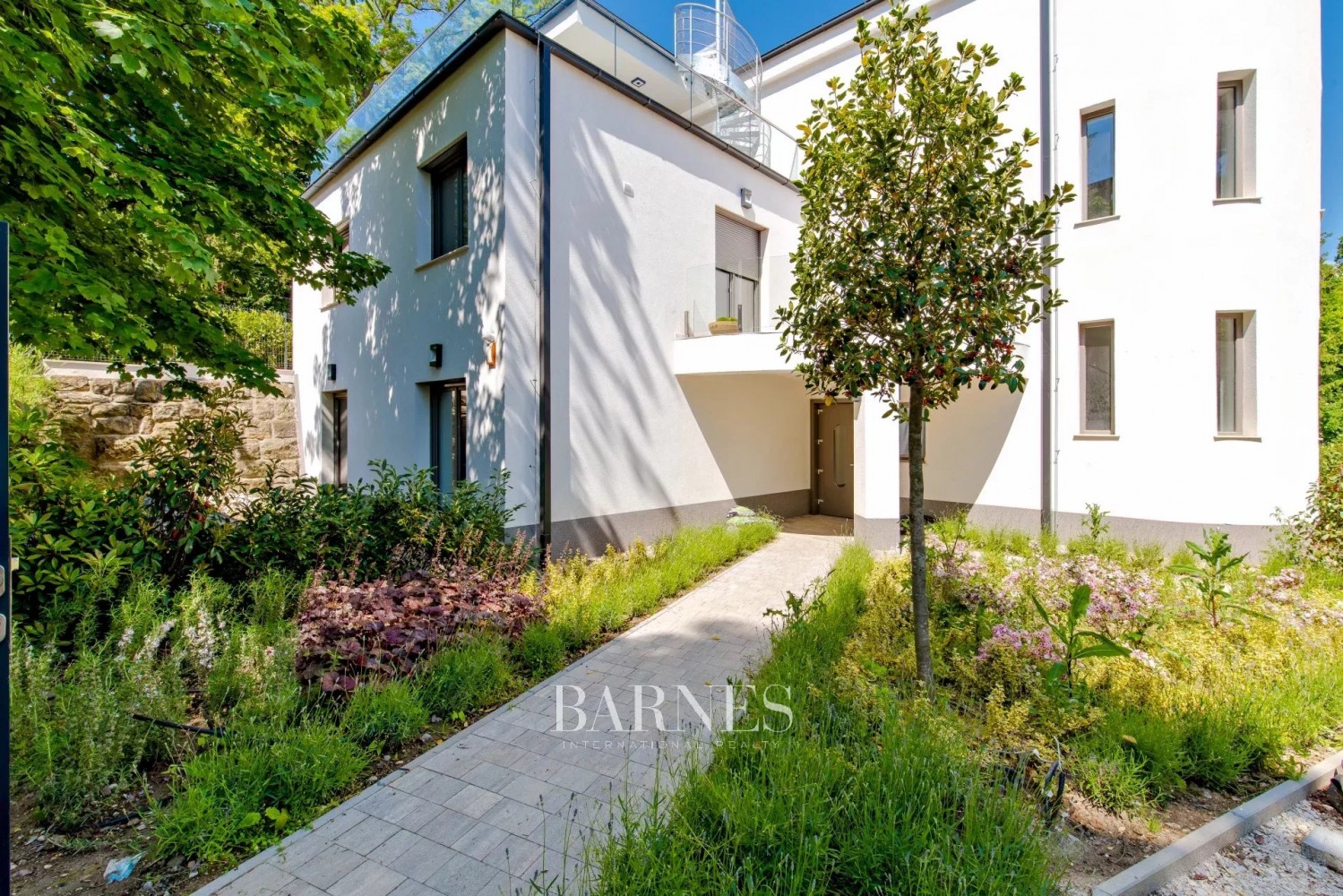 Penthouse lakás egy modern Bauhaus villában, pazar panorámával - picture 2