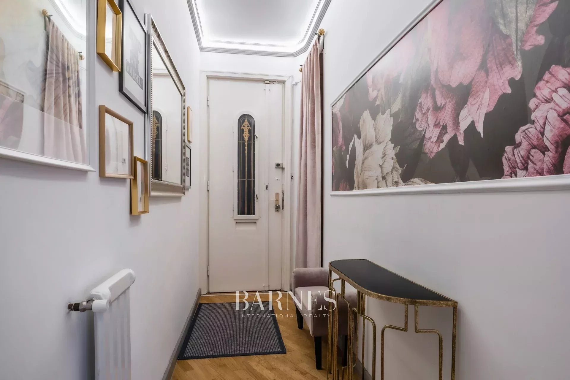 For Rent: 3-Bedroom Apartment with Urban Atmosphere near the Basilica - picture 21