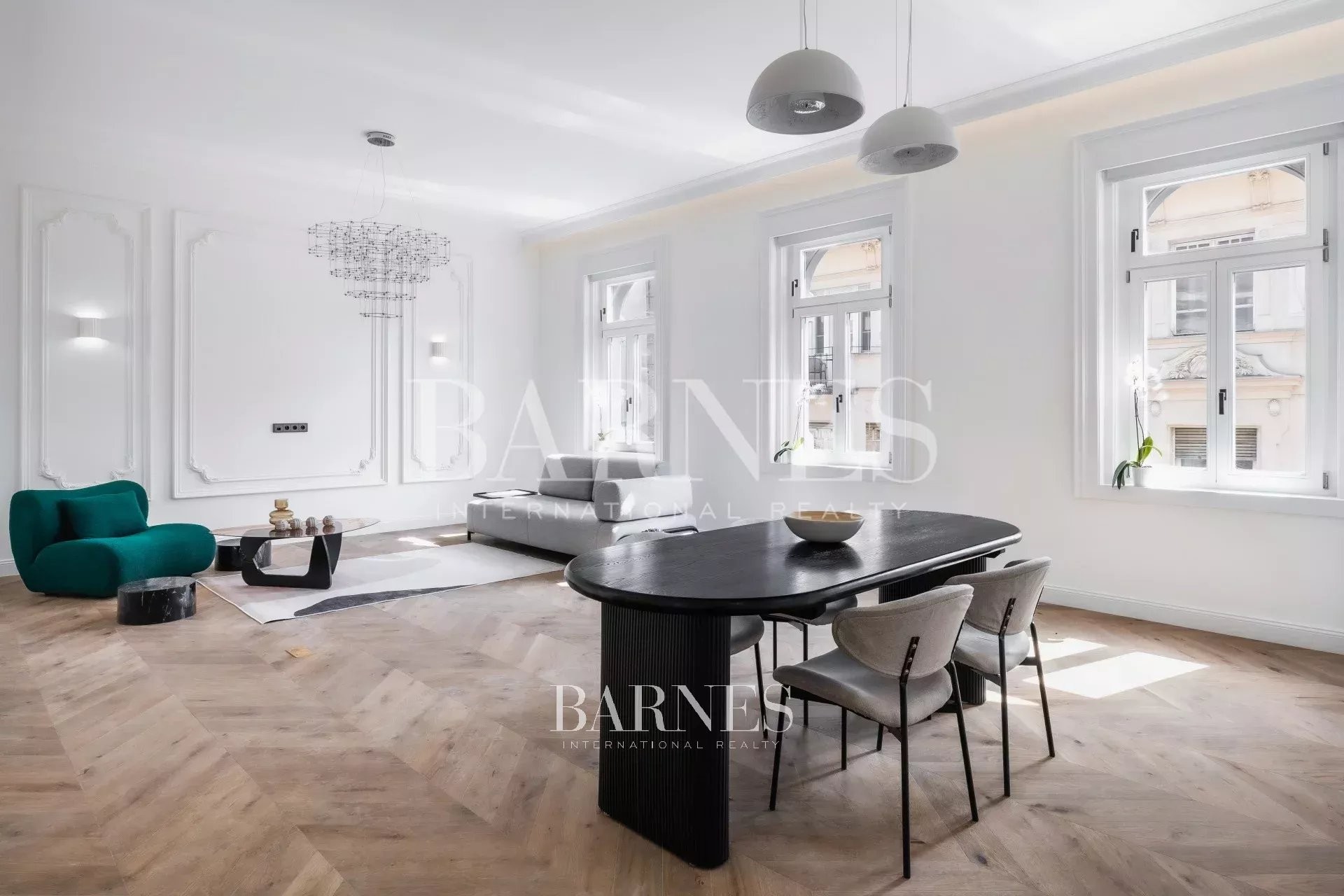 Elegant Two-Bedroom Home with Smart Features on Paulay Ede Street - picture 1