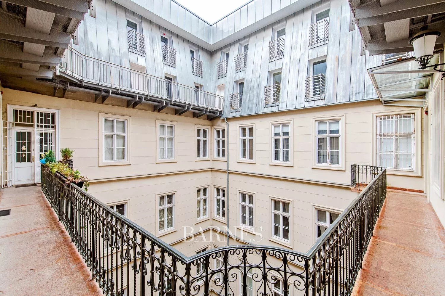 Andrássy úti lakás felújított műemlék épületben - picture 12