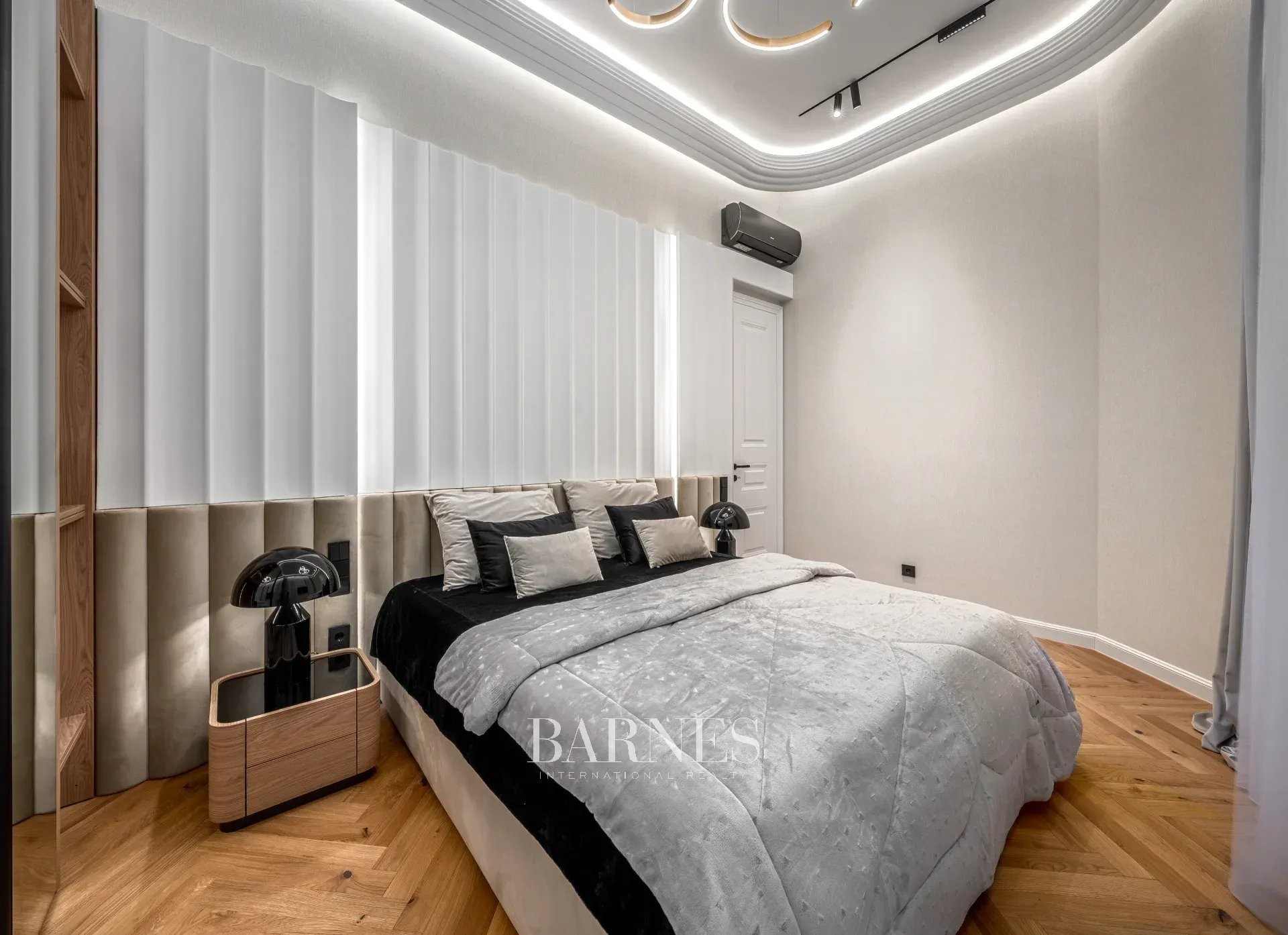 Two-Bedroom Luxury Apartment with Balcony Near the Opera House - picture 18