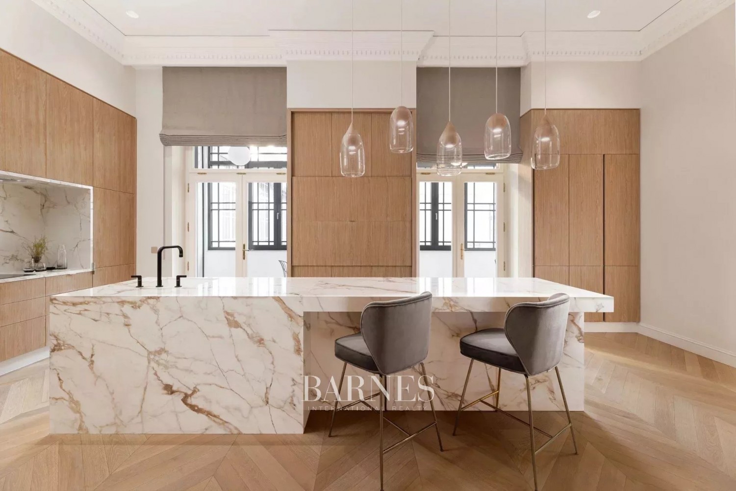 Lélegzetelállító reprezentatív lakás a város szívében - picture 4