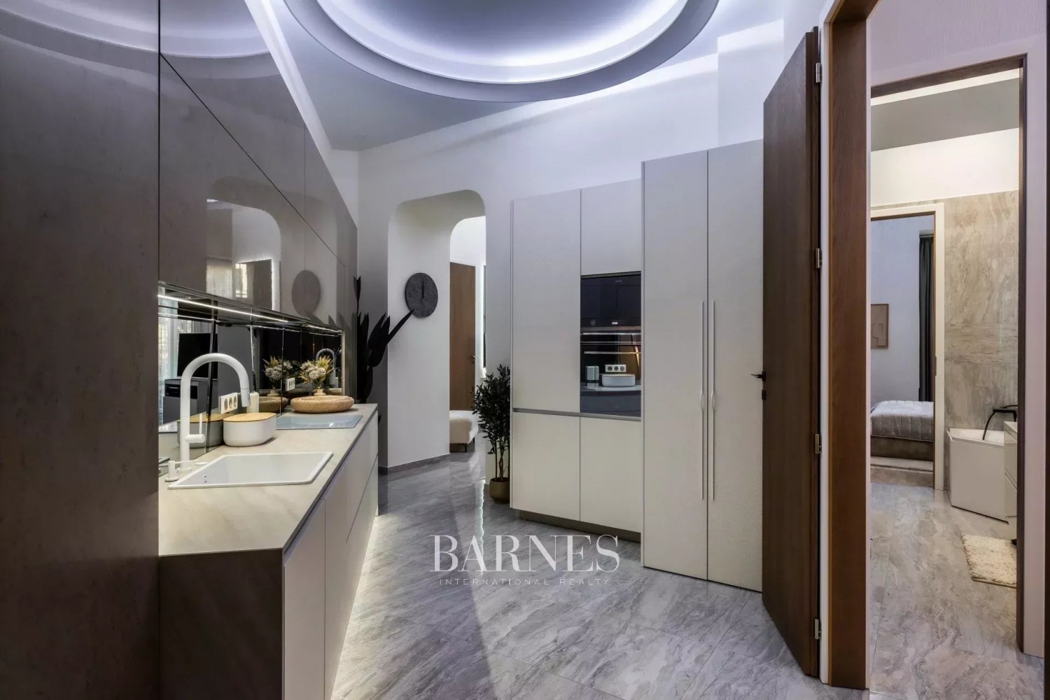 3-bedroom luxury apartment in the city center with  balcony and view to the Basilica - picture 7