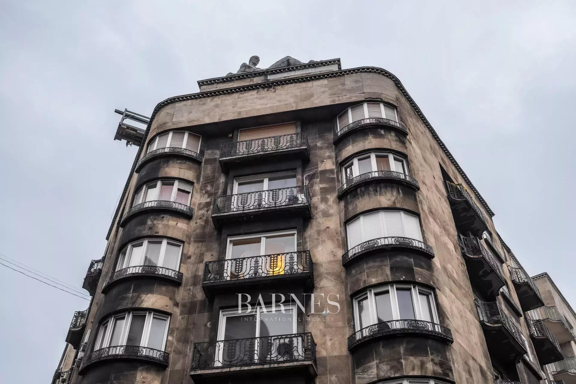 For Rent: 3-Bedroom Apartment with Urban Atmosphere near the Basilica - picture 24