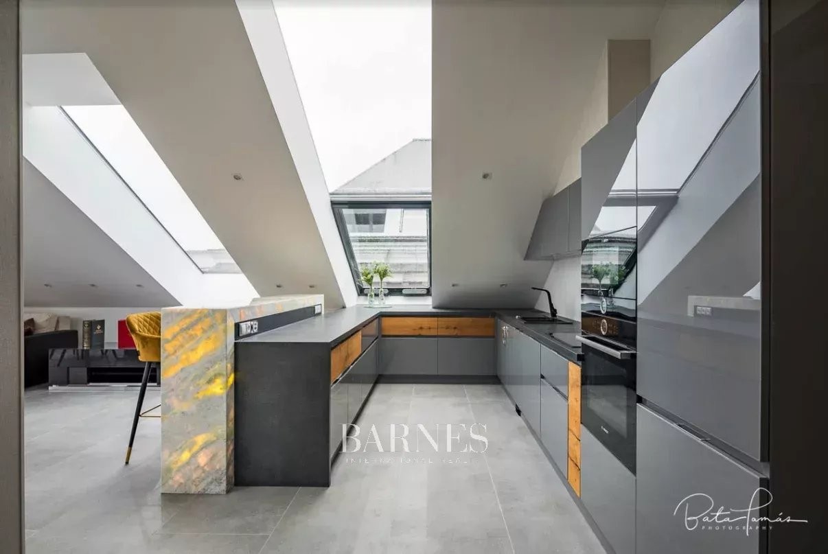 3-bedroom penthouse with roof terrace and panoramic view to  Basilica - picture 6