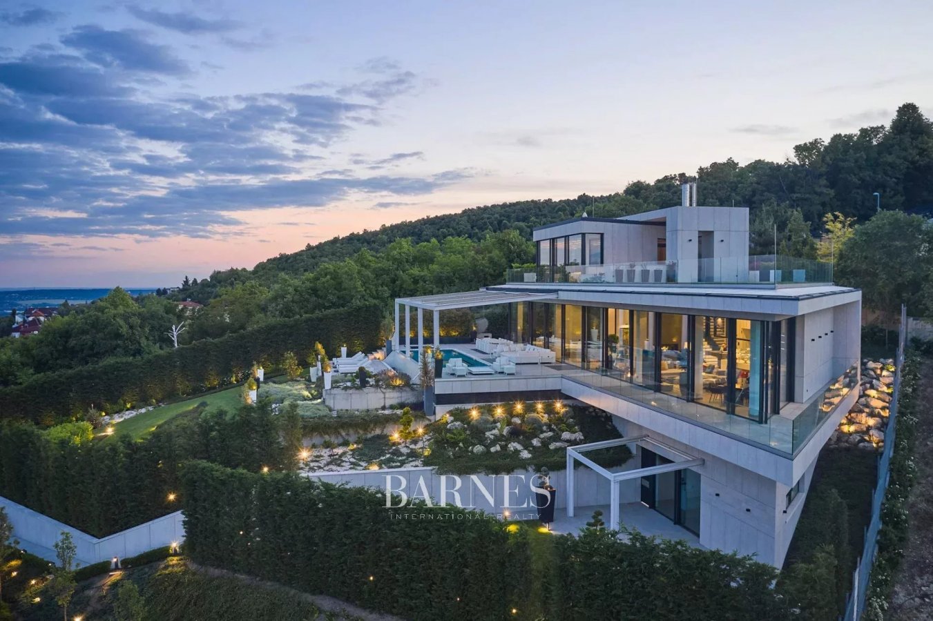 Extravagant Minimal-style Villa on Széchenyi Hill - picture 4