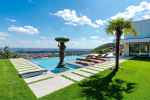 Luxusvilla a város felett