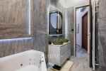 3-bedroom luxury apartment in the city center with  balcony and view to the Basilica - picture 13